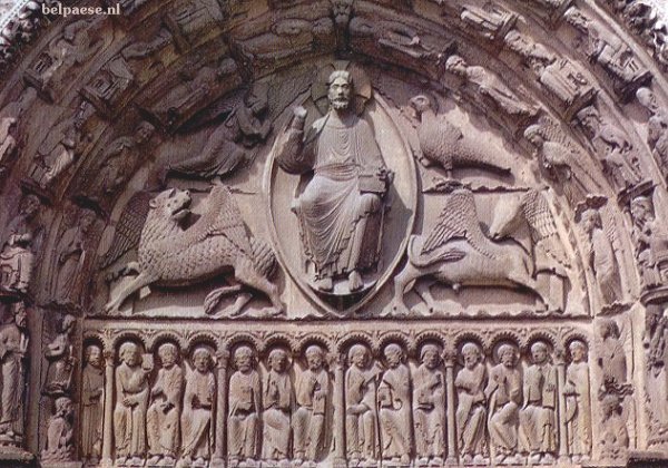 Chartres (Frankrijk), kathedraal Notre Dame, westfaade, koningsportaal (1145-1170). Christus in de mandorla, omgeven door evangelistensymbolen.