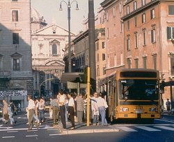 Busstation op het Largo Argentina in Rome. Verderop in de straat de barokke kerk il Gesù.