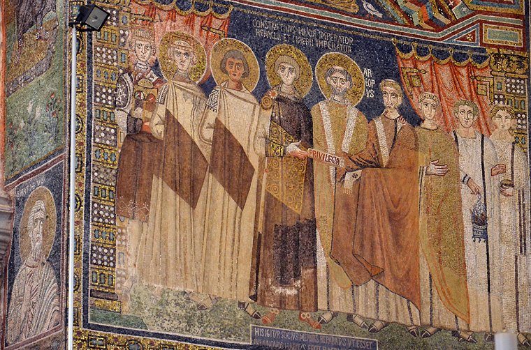 Constantijn IV en zijn gevolg, basilica Sant'Apollinare in Classe, Ravenna.