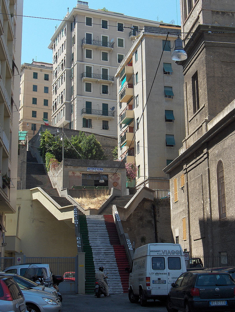 Flatgebouwen in het centrum van Genua; Apartment buildings in the centre of Genoa