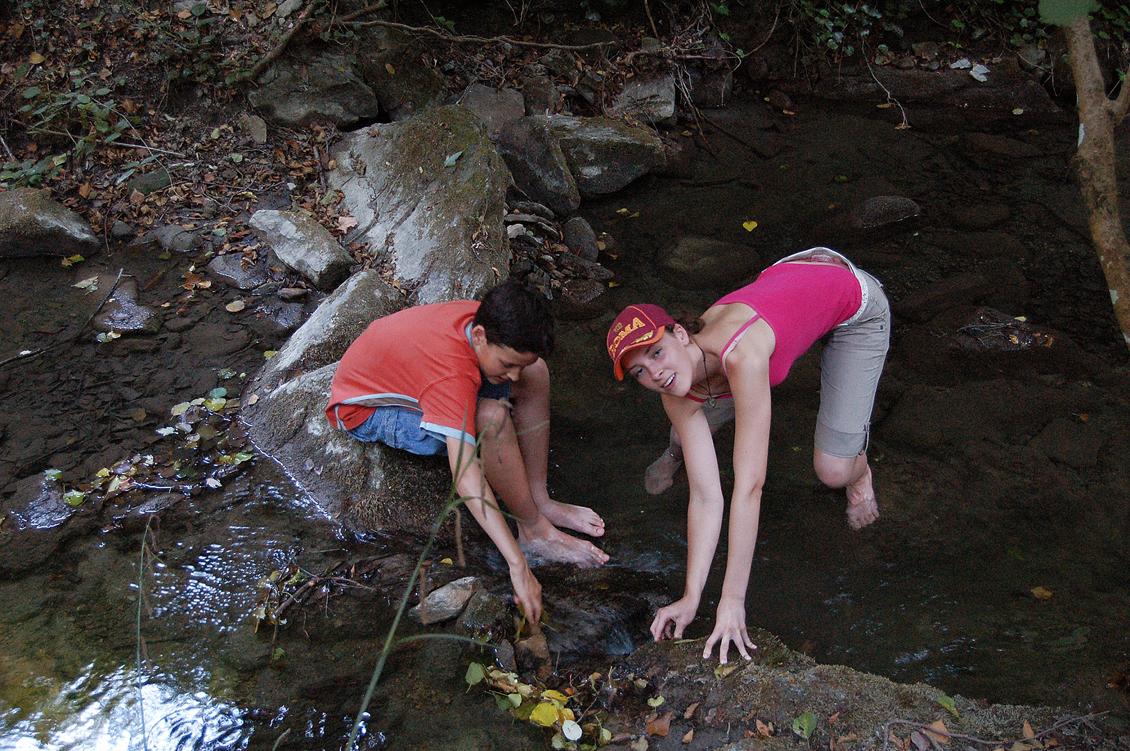 Kinderen spelen in een beek (San Godenzo, Itali); Children playing in a brook (San Godenzo, Italy)