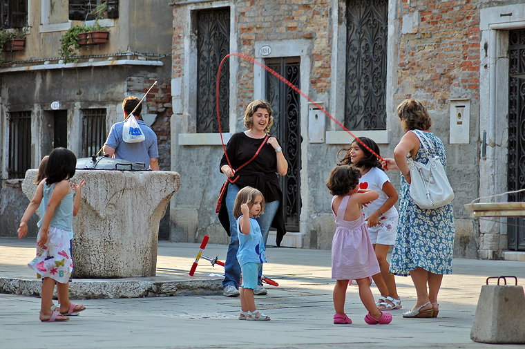 Spelende kinderen in Venetië